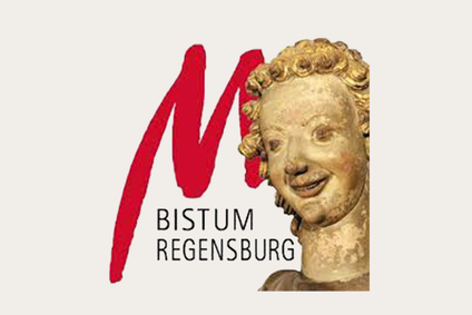 Logo des Bistums Regensburg mit einer Statue eines lächelnden Engels.