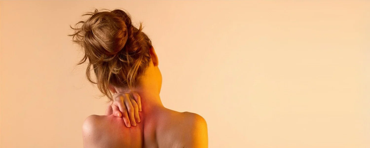 Femme se tenant la nuque et l'épaule, évoquant des douleurs articulaires et une tendinite