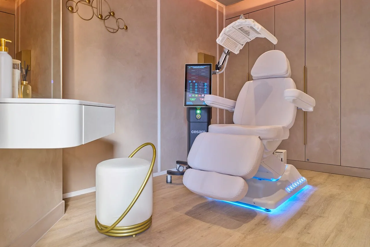 Fauteuil de soin équipé d'un appareil LED de photobiomodulation pour le visage et les zones ciblées au Centre NEORA à Cabriès.