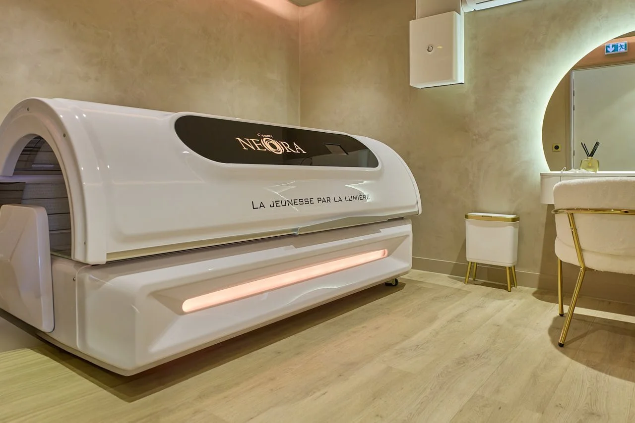 Cabine LED corps entier dans une salle apaisante, pour des séances de vitalité et de longévité, Centre NEORA, Plan de Campagne
