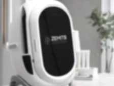 Un robot domestique blanc avec un écran noir