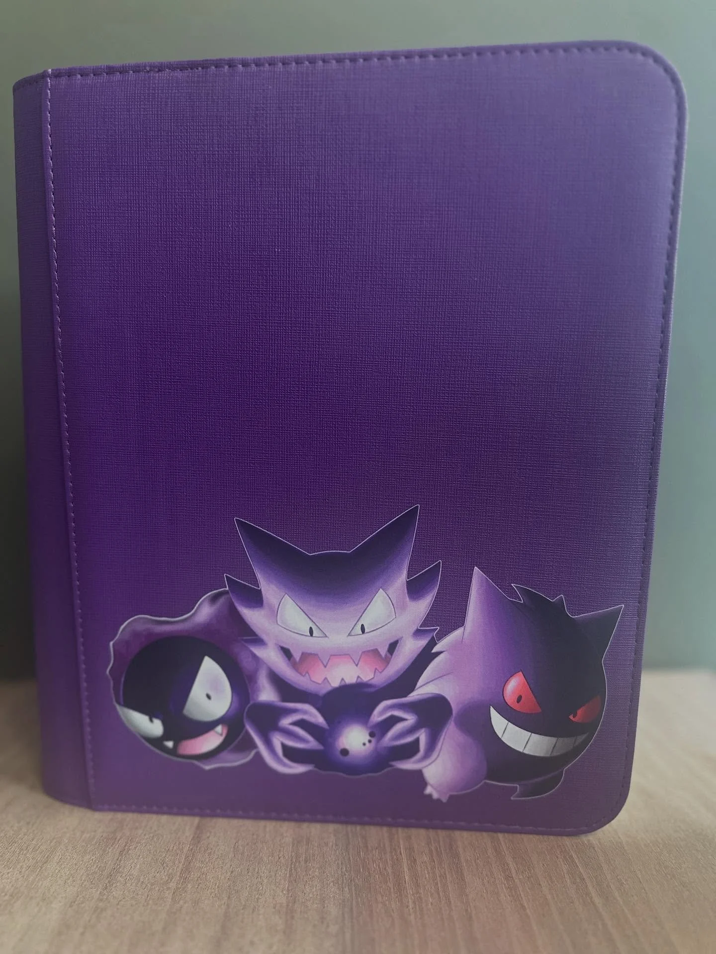 The Ghost Gang has arrived 👻✨ This custom binder featuring Gastly, Haunter &amp; Gengar is up for grabs&mdash;perfect for keeping your collection safe in spooky style

#houseofeevee #elitebinderstatus #pokemontcg #custombinder #pokemonbinder #gengar