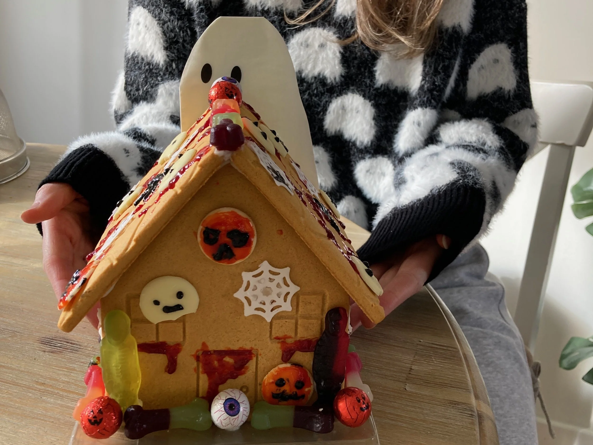 diy gingerbread haunted house decorated with sweets for Halloween
