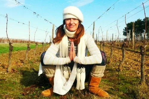 Ludivine en position de prière, dans un vignoble à Sauternes.