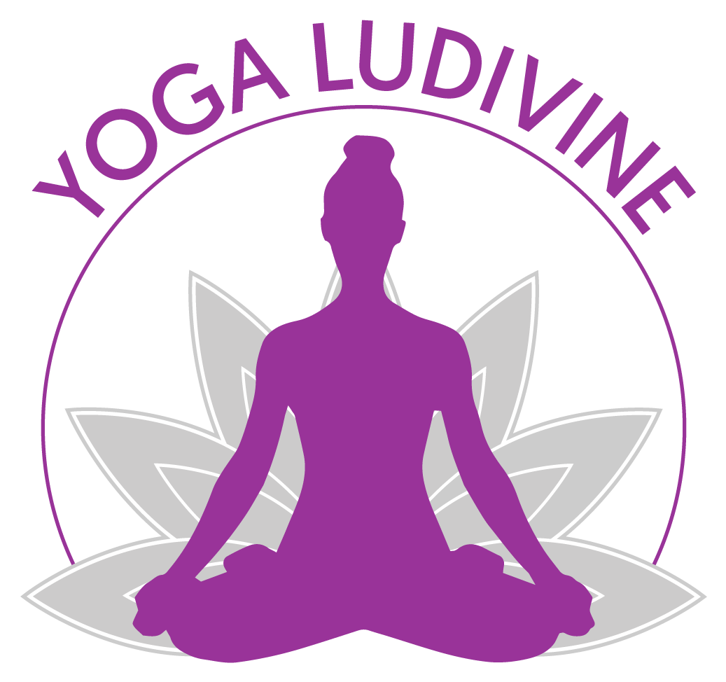 Logo avec une silhouette violette de femme en position de yoga au centre, entourée d'un motif en forme de lotus, et le texte "YOGA LUDI.VINE" en haut en violet.