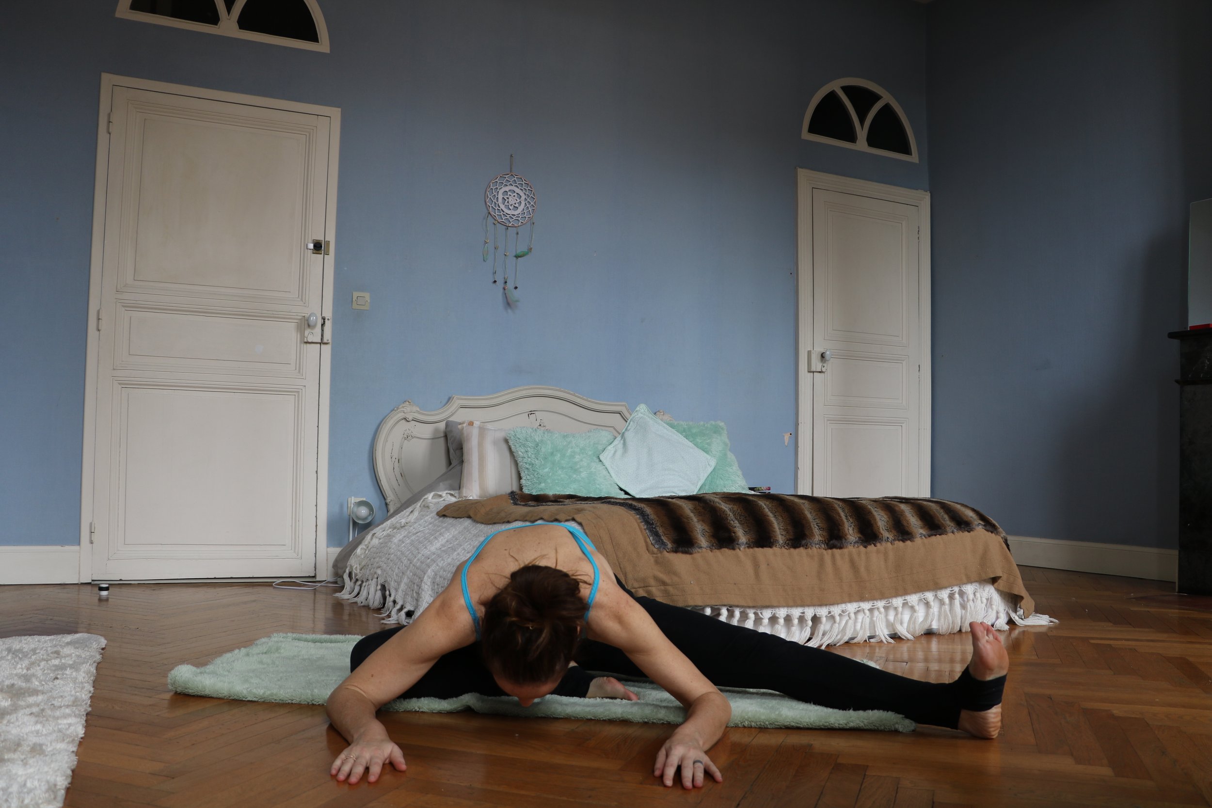 Ludivine fait du yoga dans sa chambre. Elle propose des postures pour un sommeil réparateur.