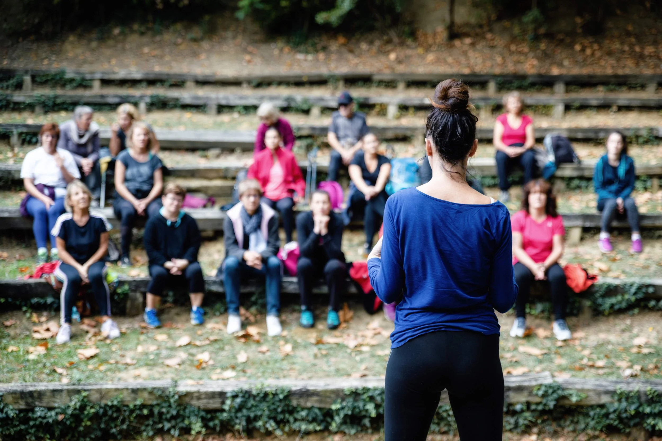 Un groupe uni dans un même rythme explore un vinyasa inspiré du Power Yoga californien, où Ludivine s’est formée. Cette énergie moderne rejoint la sagesse millénaire du yoga indien.
Cette scène évoque l’esprit des stages et retraites organisés en Gir