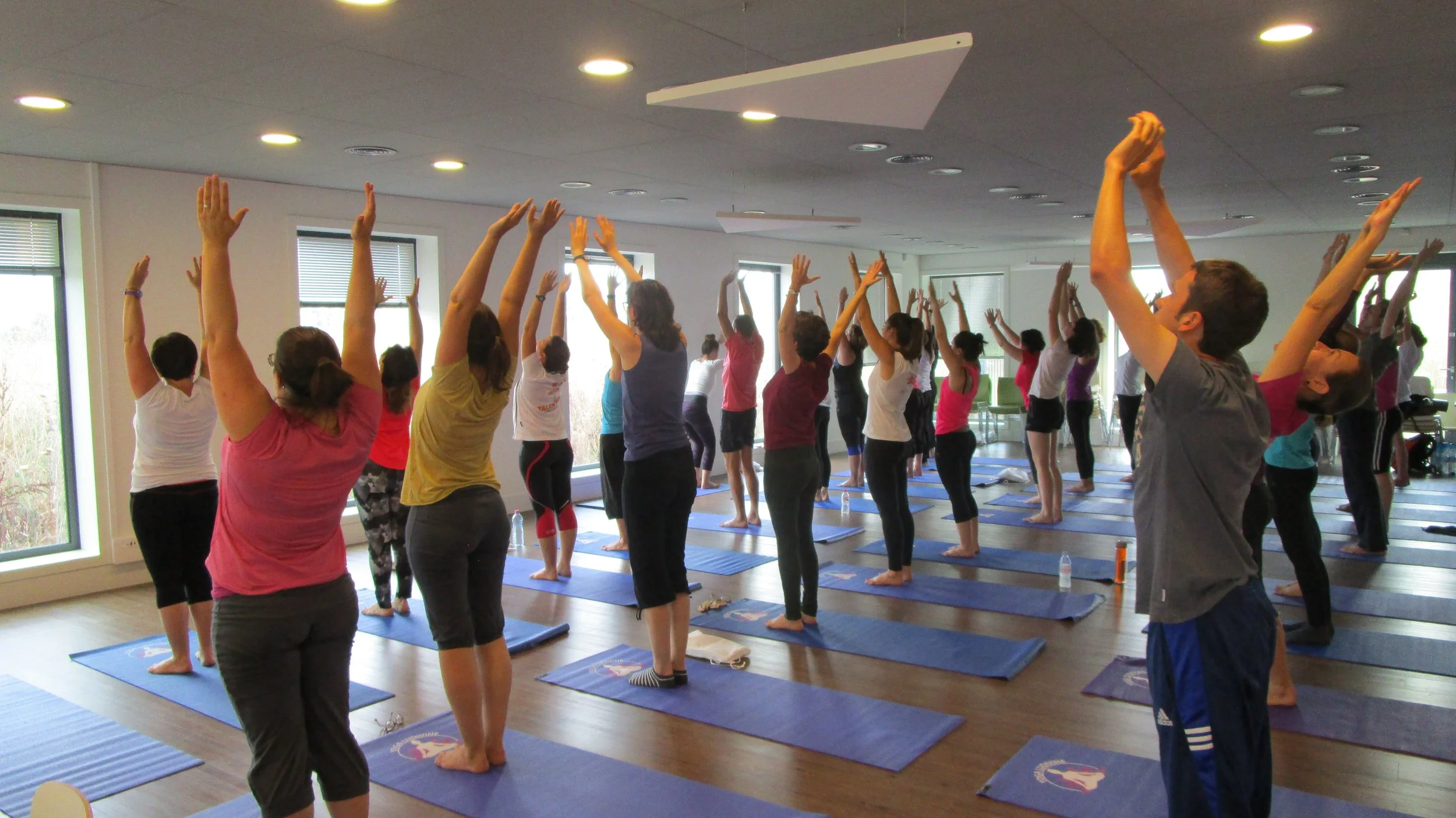 Posture de Hatha Yoga Sivananda enseignée par Ludivine, professeure certifiée Yoga Alliance. Cours de yoga en entreprise à Bordeaux.