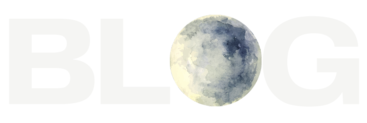 Die Bild zeigt eine Nahaufnahme des Mondes mit sichtbaren Kratern und Oberflächenstrukturen.