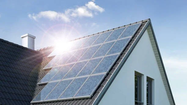 Blendende Photovoltaikanlagen: Was tun, wenn Sonnenreflexionen zur Belastung werden