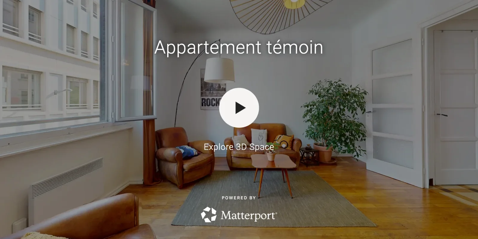Exemple de visite virtuelle immobilière Matterport d’un appartement témoin, salon lumineux avec vue 360°.