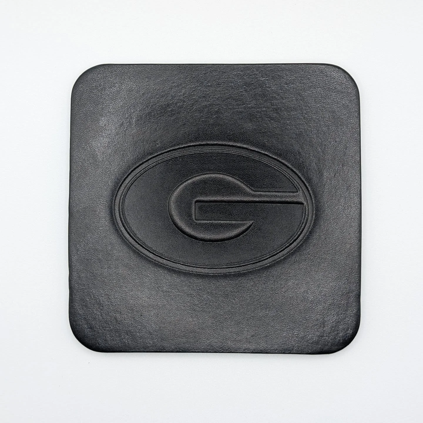 Get college game day ready. UGA debossed coasters now available.

8oz Chahineleather courtesy of @weaverleathersupply 
Stamp created by @rsfx_laser_products

#uga #coaster #leathercraft #handcrafted