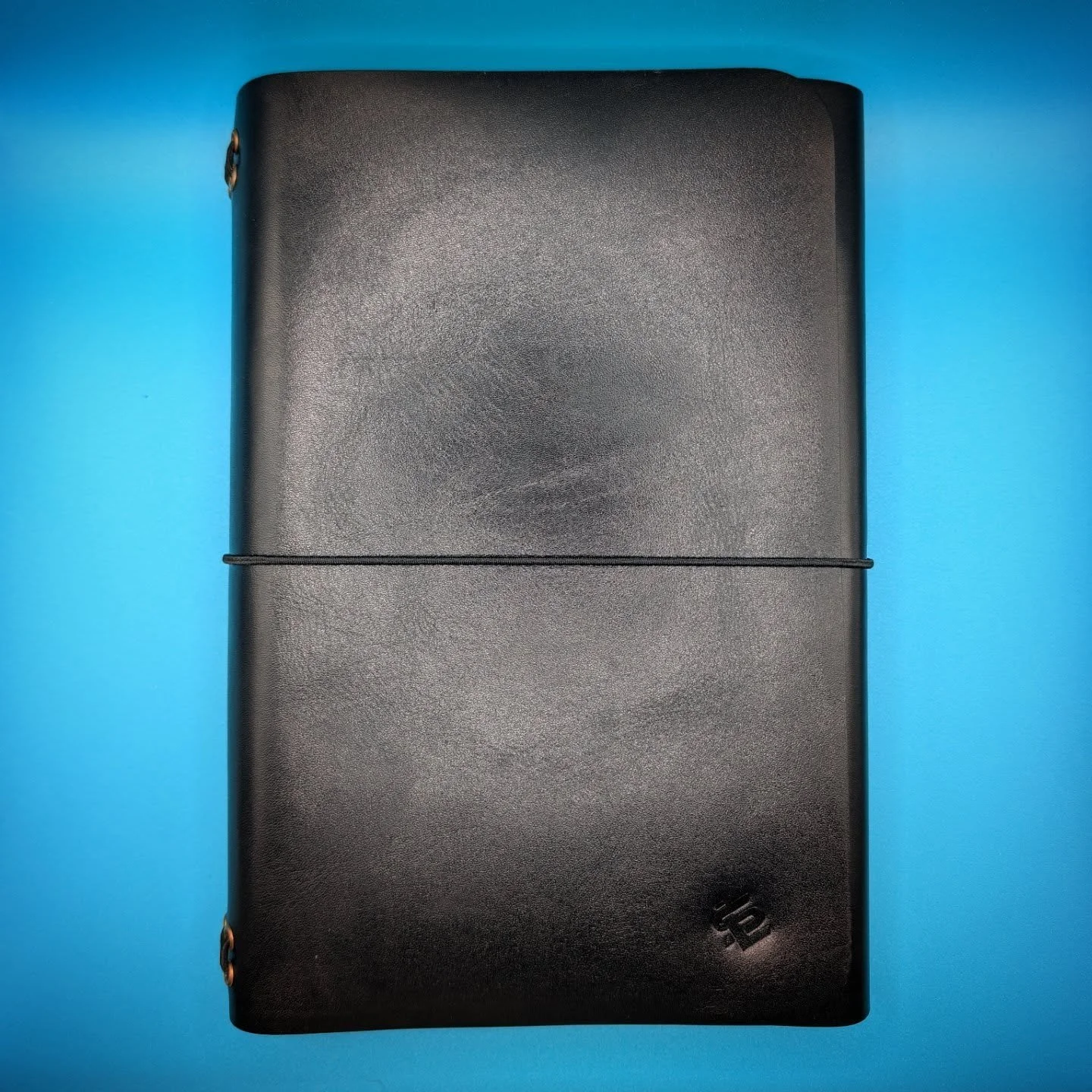 Louise Carmen inspired trifold travelers journal. 

3oz scratch resistant Italian leather. 

#traveler #edc #leathercraft #handcrafted #journal