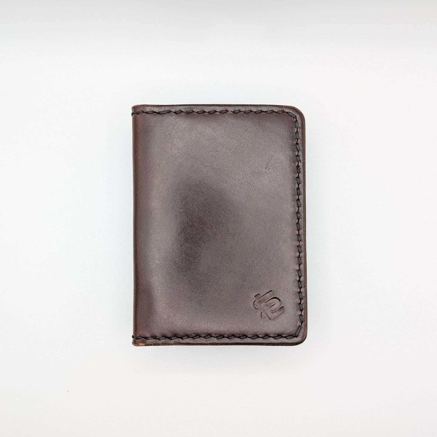 Minimalist wallet. 

Horween CXL 4oz. - @maverickleather
0.8 black Ritza Tiger thread. 

#horweenleather #edc #handcrafted #hobby