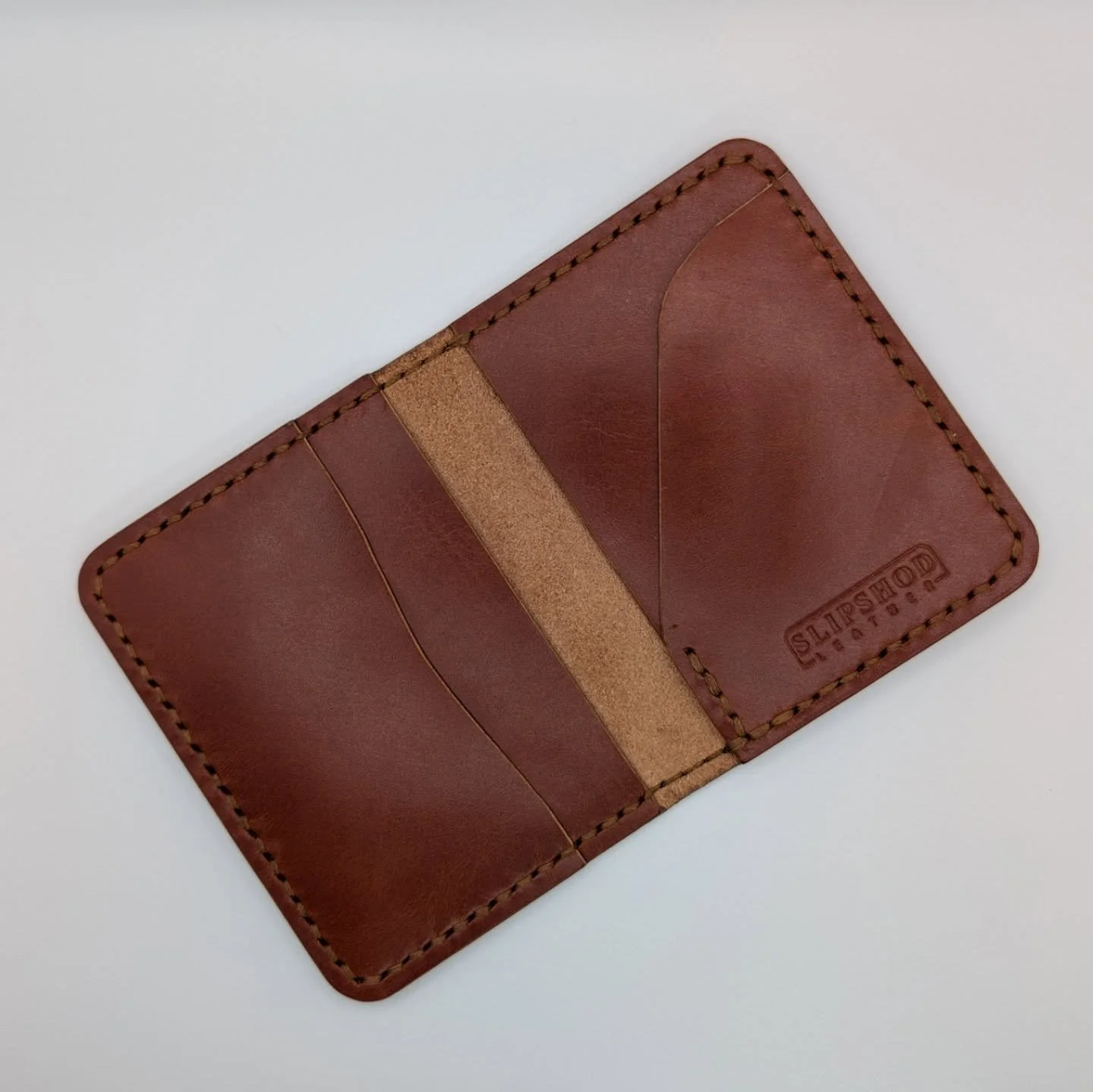 Same card wallet as my EDC with different stamp positioning.

Solstice leather courtesy of @weaverleathersupply 
0.8mm cigar Ritza Tiger thread. 

#leathercraft #solstice #handcrafted #edc #wallet