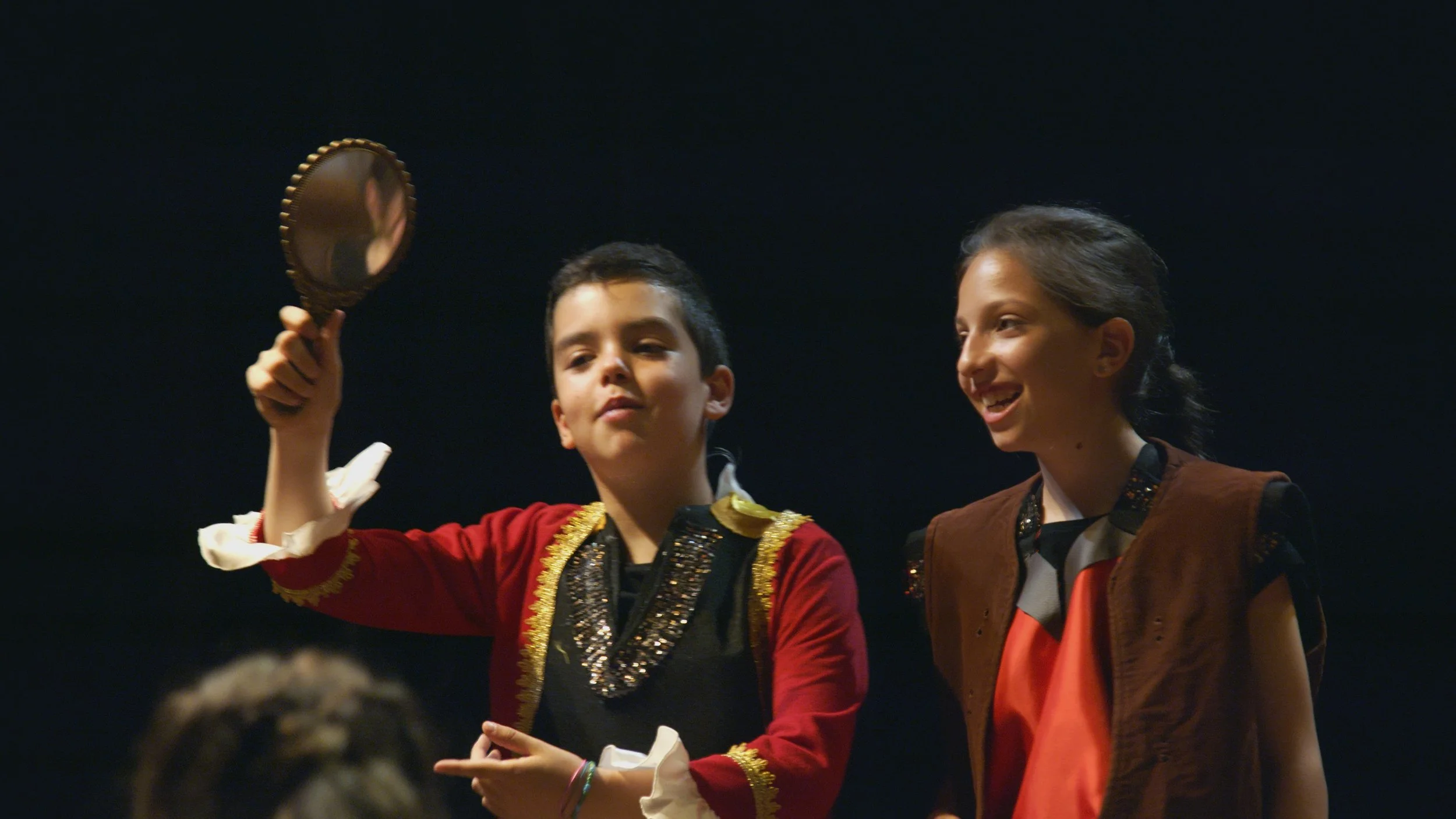 Due bambini vestiti in costumi teatrali.