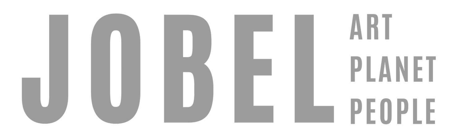 Logo con la scritta "Jubel" in grandi lettere grigie e a destra le parole "ART PLANET PEOPLE" in caratteri più piccoli