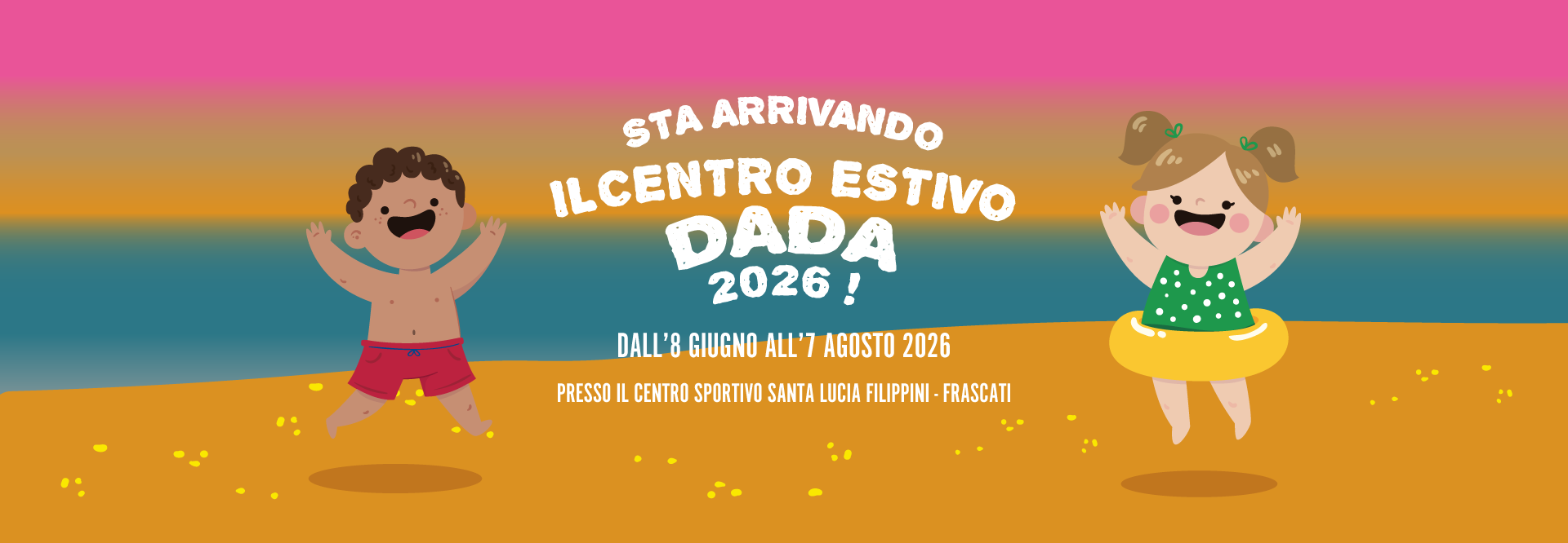 Locandina colorata di un centro estivo con due bambini felici che saltano sulla spiaggia al tramonto. Il testo annuncia il centro estivo DADA 2026, dal 8 giugno al 7 agosto 2026, presso il centro sportivo Santa Lucia Filipini a Frascati.