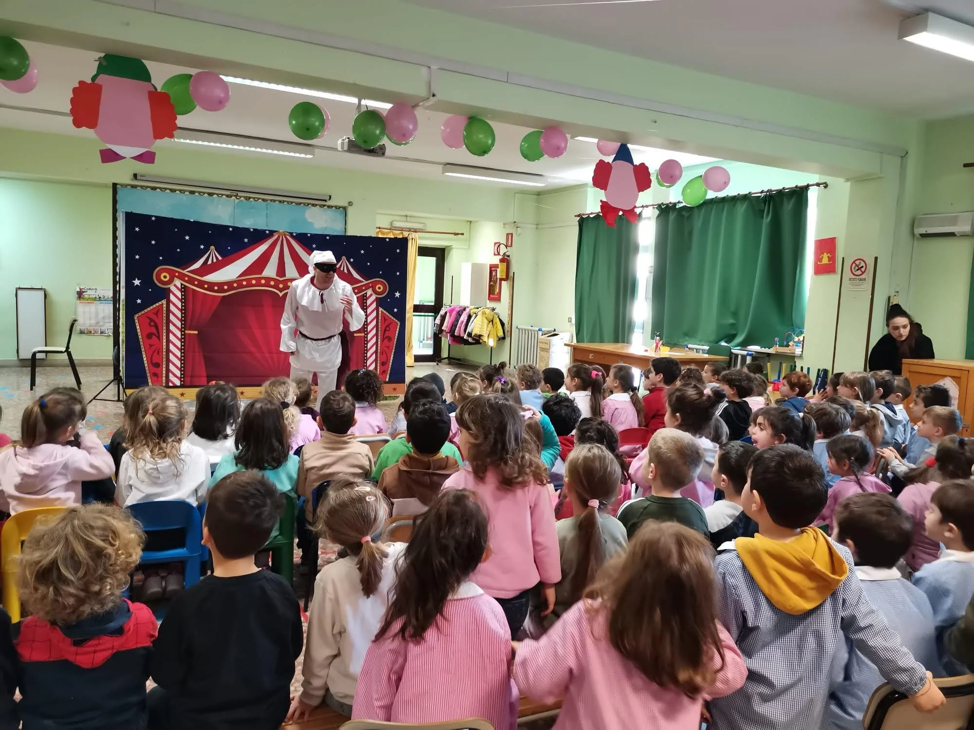 Bambini seduti in sala durante uno spettacolo Dada.