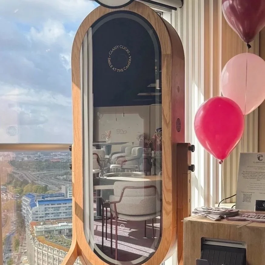 Onze luxe mirror photobooth wordt veel ingezet bij bruiloften, zakelijke events en exclusieve feesten. De photobooth fungeert als stijlvolle eyecatcher en zorgt voor hoogwaardige foto’s die perfect passen bij de uitstraling van het event.