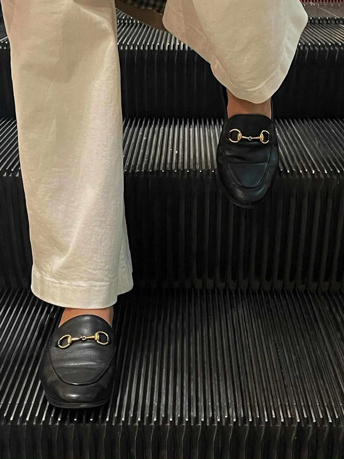 Escalators, m&eacute;tro, rendez-vous, appels.
Toujours en mouvement, toujours sur la bonne voie.
Ses mocassins ont foul&eacute; le bitume, les salles de r&eacute;union, les d&icirc;ners tardifs.
Ils avancent avec elle, sans jamais perdre en allure.
