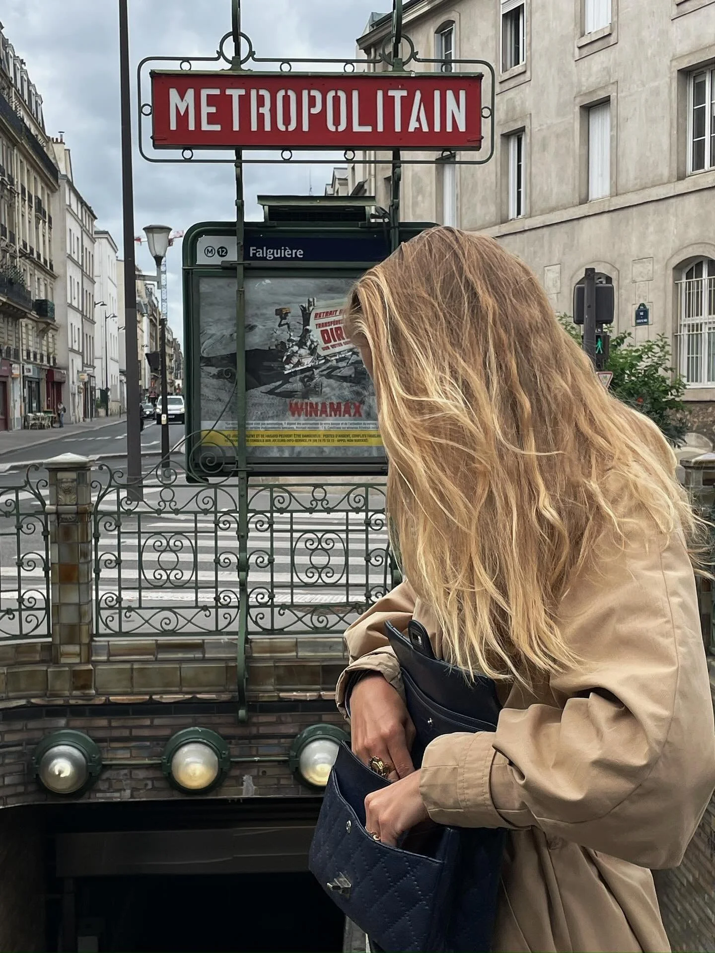 Paris, le matin. Elle cherche ses cl&eacute;s, son carnet, peut-&ecirc;tre un rouge &agrave; l&egrave;vres.
Tout va vite, mais elle reste impeccable.
Son sac a v&eacute;cu mille journ&eacute;es comme celle-ci &mdash; toujours &agrave; son bras, toujo