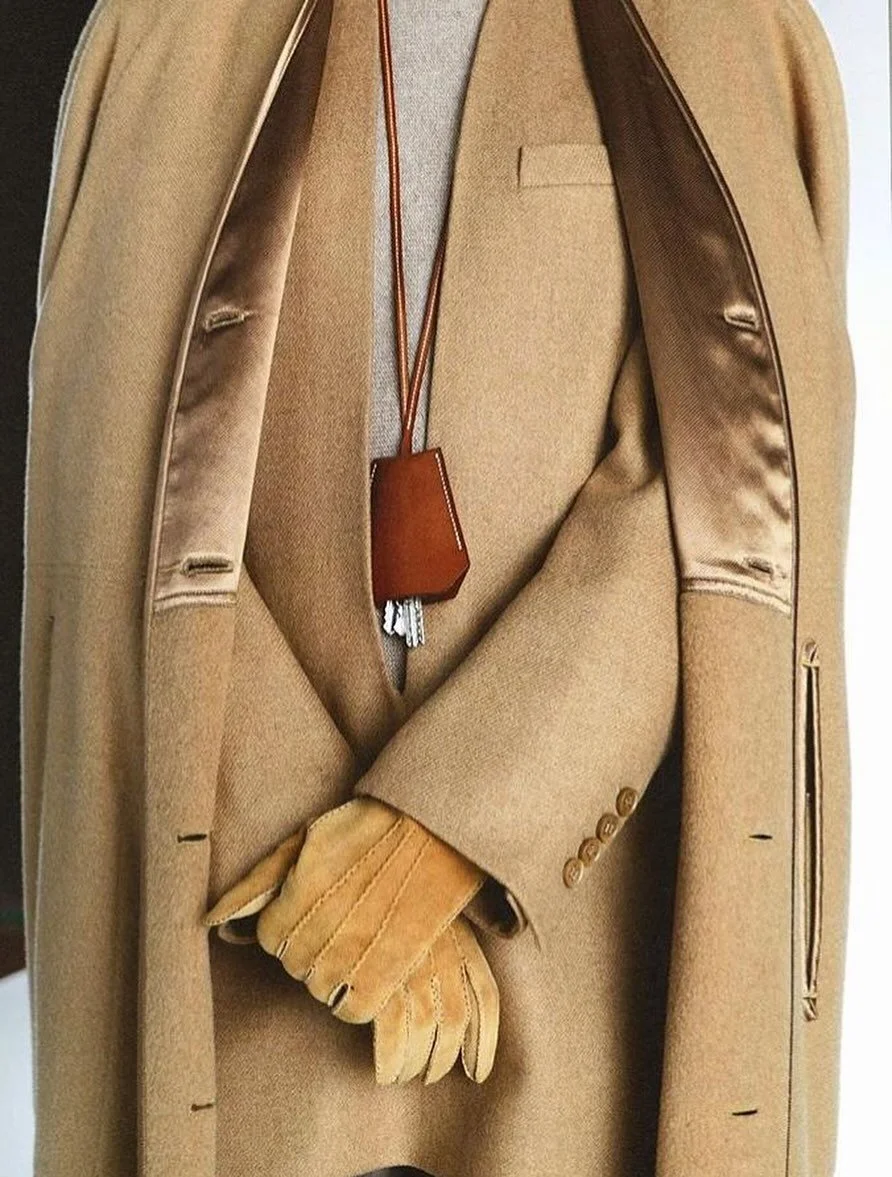 Fashion Week : Les d&eacute;fil&eacute;s qui durent toute une vie.

Un beige sur un autre beige.
Margiela chez Herm&egrave;s : le luxe comme une seconde peau, qui ne crie jamais, mais qui reste.

&Agrave; LA MAIN prolonge cet h&eacute;ritage. Et vous