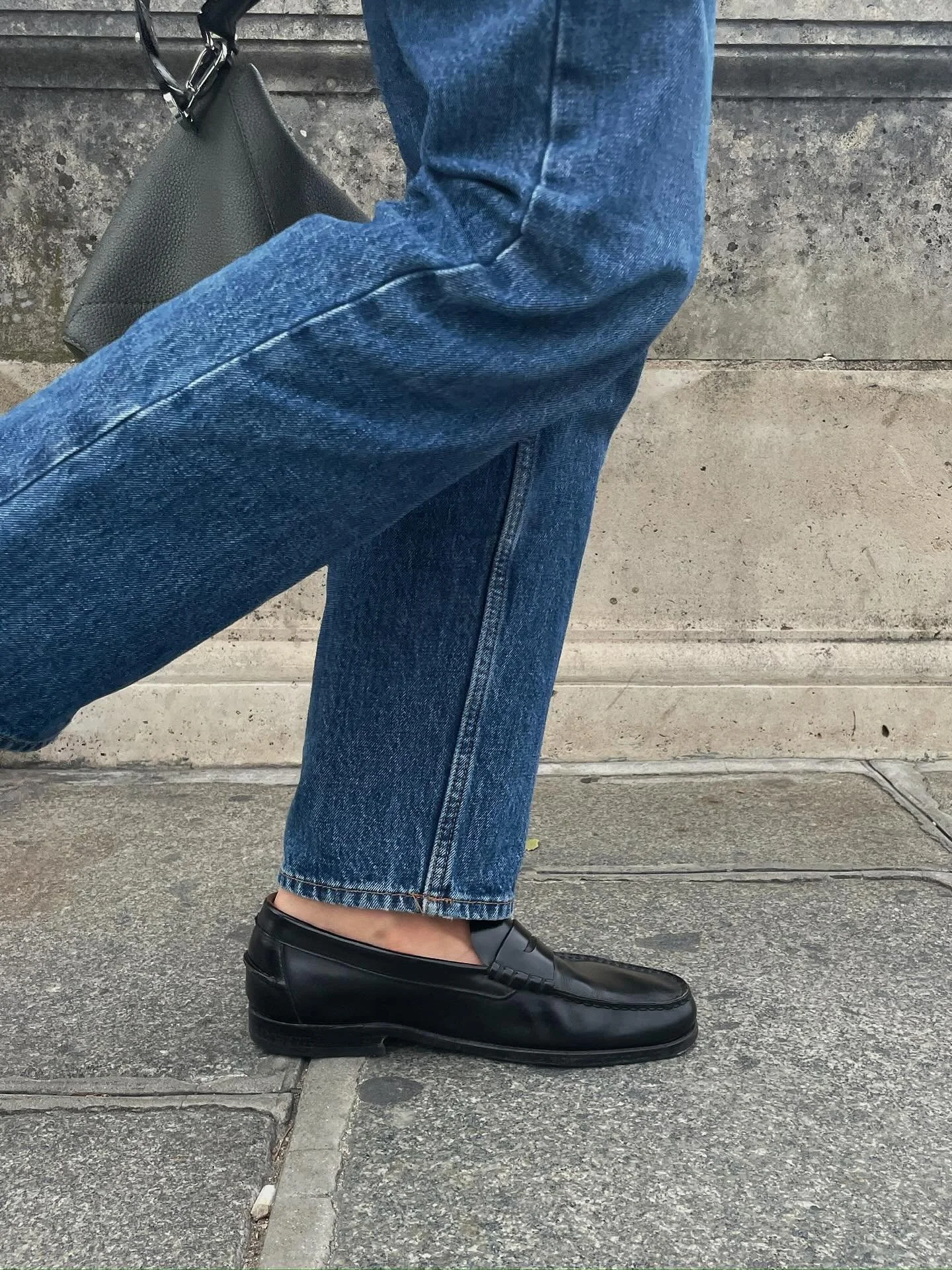 Paris, 8h45.
Une d&eacute;marche assur&eacute;e, le cuir qui r&eacute;sonne sur le trottoir.
Ses mocassins l&rsquo;accompagnent depuis des ann&eacute;es &mdash; cir&eacute;s, soign&eacute;s, pr&ecirc;ts &agrave; affronter une nouvelle journ&eacute;e.