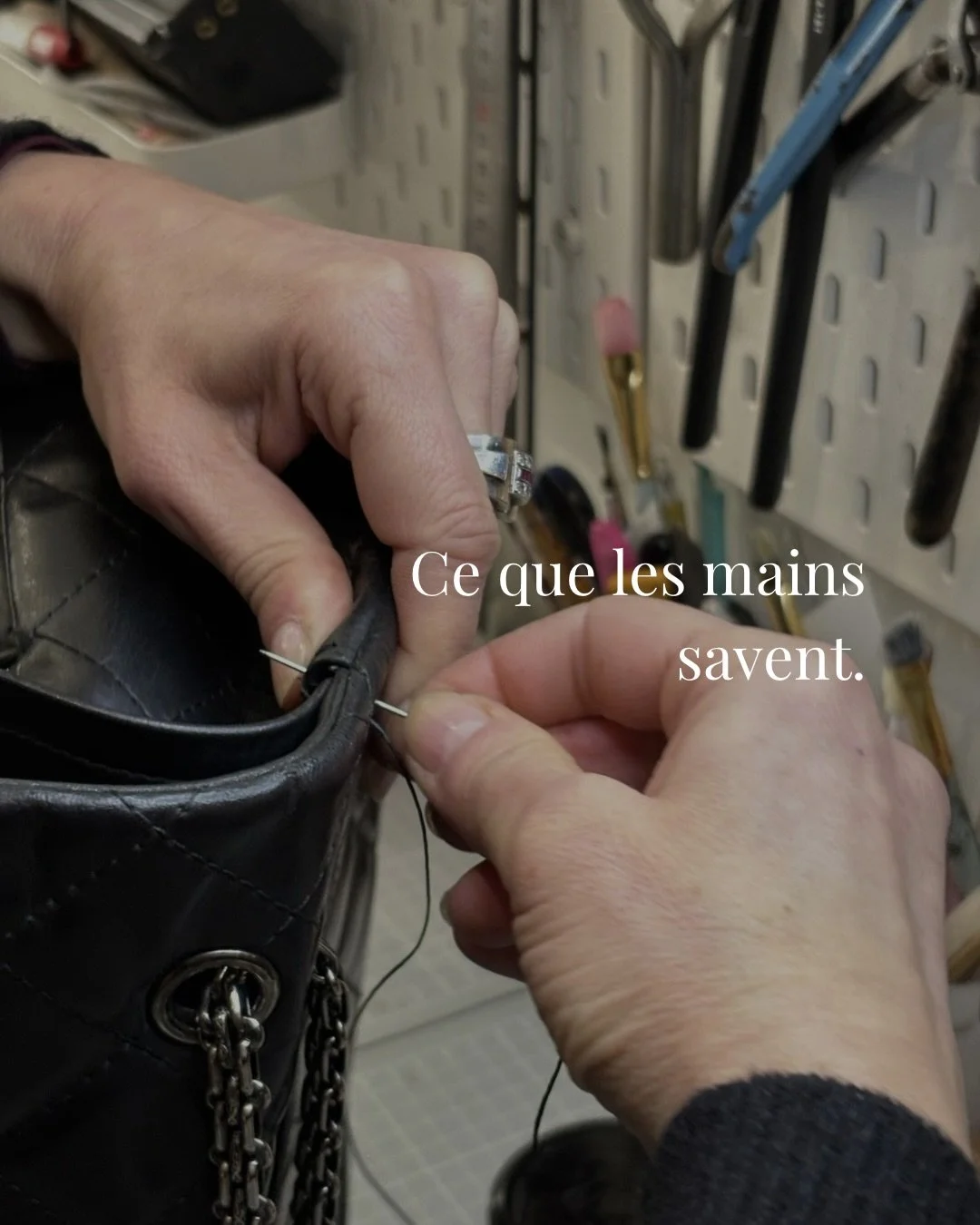 Il y a un moment, quand une pi&egrave;ce arrive chez nous, avant m&ecirc;me de regarder.
On touche. On fait glisser les doigts sur le cuir, on sent la tension d&rsquo;une couture, on per&ccedil;oit l&agrave; o&ugrave; le mat&eacute;riau a souffert. L