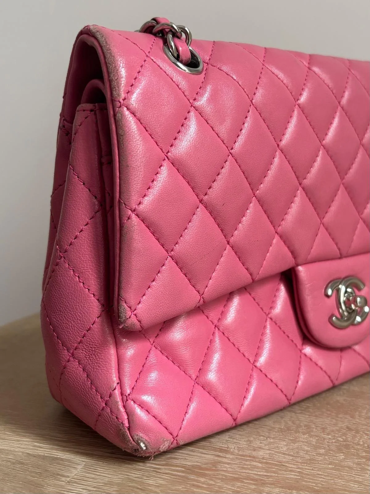 Réparation sac Chanel, sac CHANEL, réparation sac luxe. Recoloration sac Chanel, recoloration sac luxe.