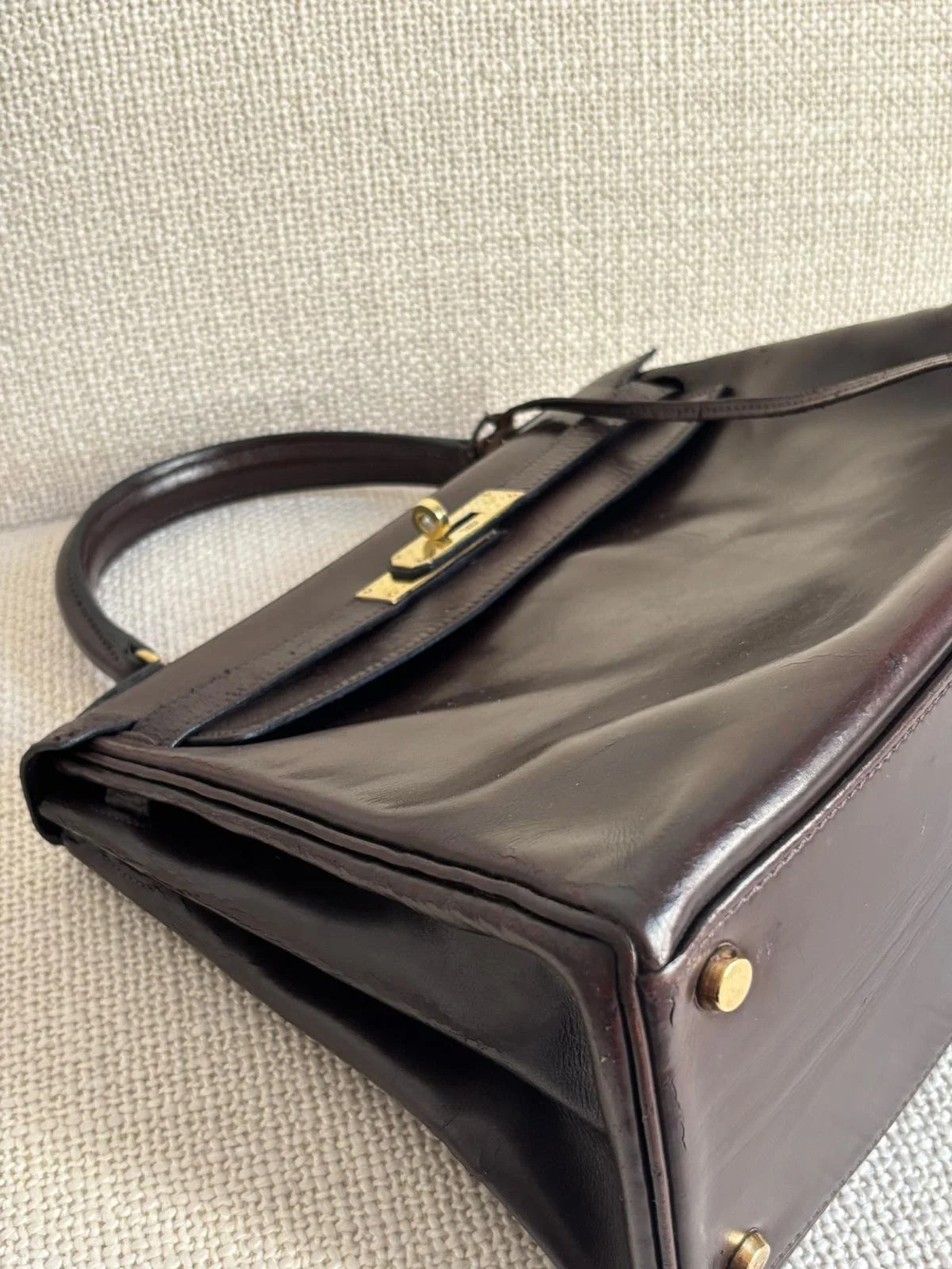Sac Hermès Kelly vintage totalement rénové. Nouvelle poignée créée, cuir traité et coloré, bijouterie nettoyée.