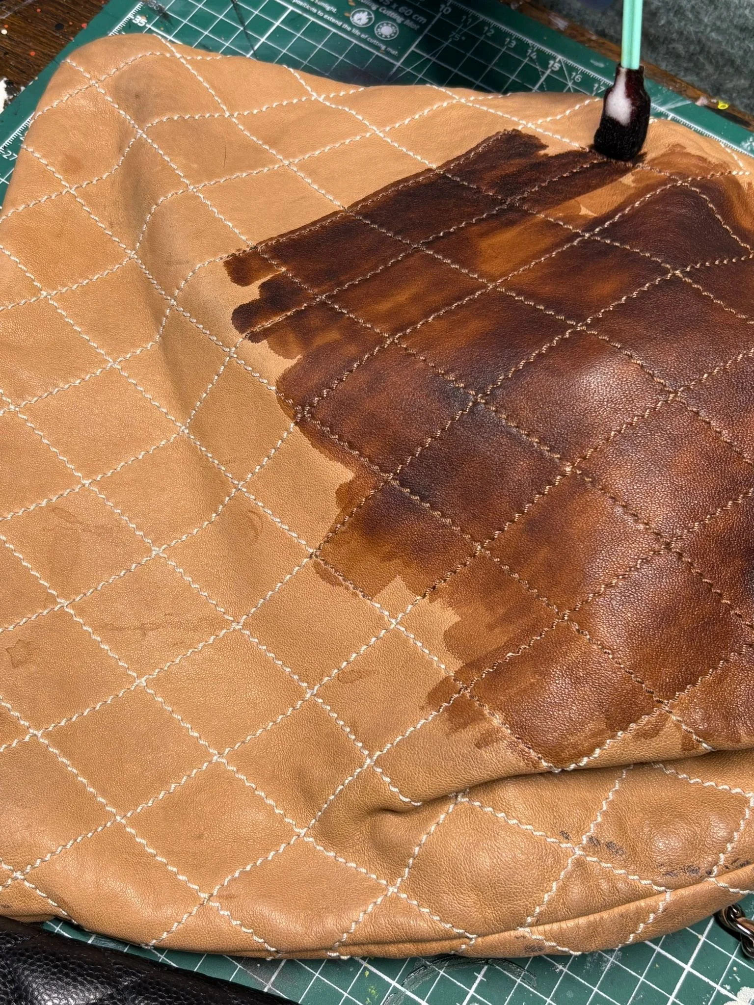 Cuir taché, une couleur dont on se lasse. Changement de couleur pour ce sac Chanel. Recoloration d'un sac de luxe.