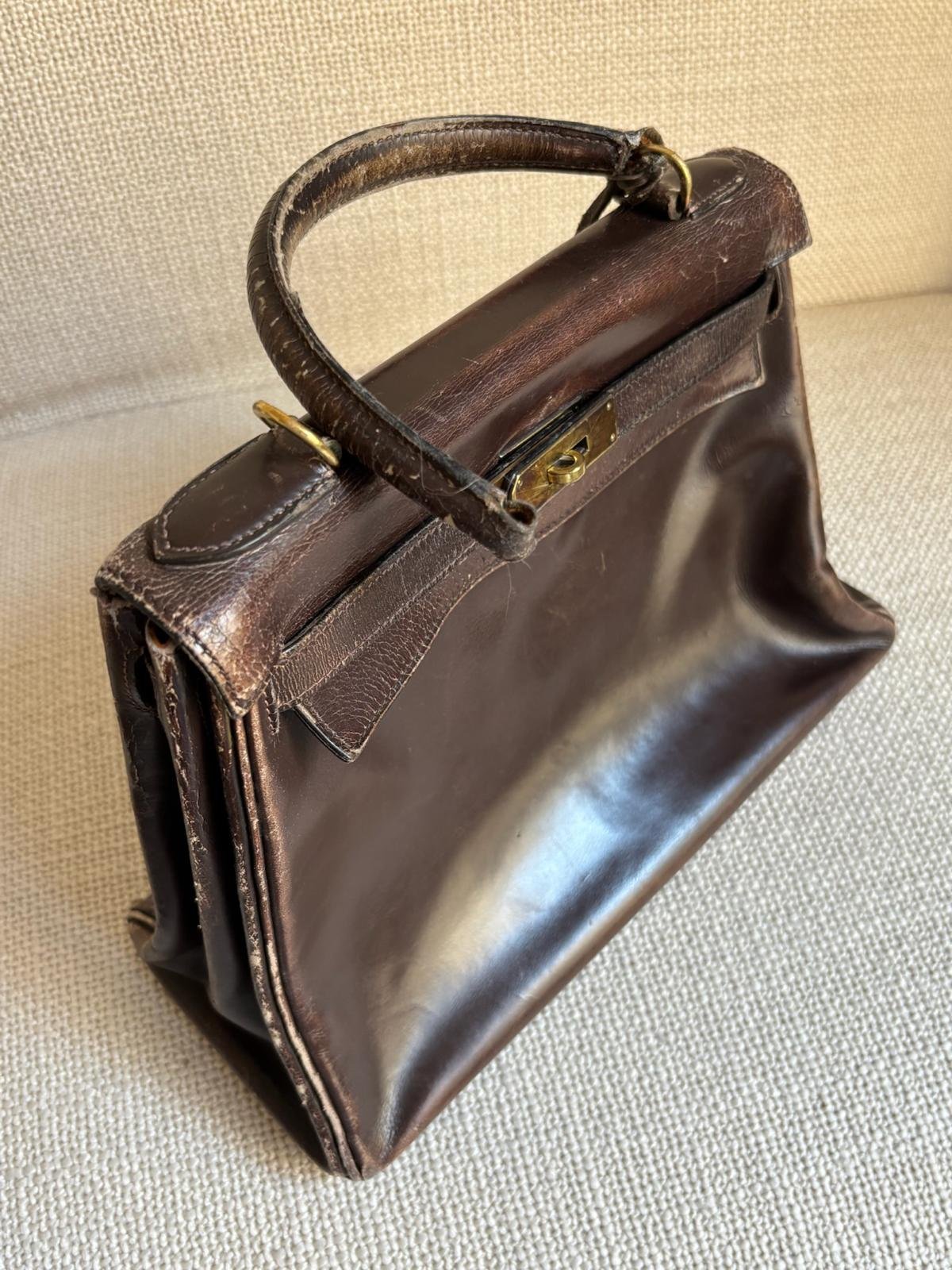 Sac Hermès Kelly vintage, poignée cassée et cuir usé