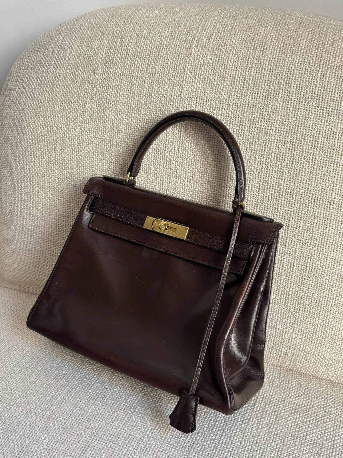 Sac Hermès Kelly vintage totalement rénové. Nouvelle poignée créée, cuir traité et coloré, bijouterie nettoyée.