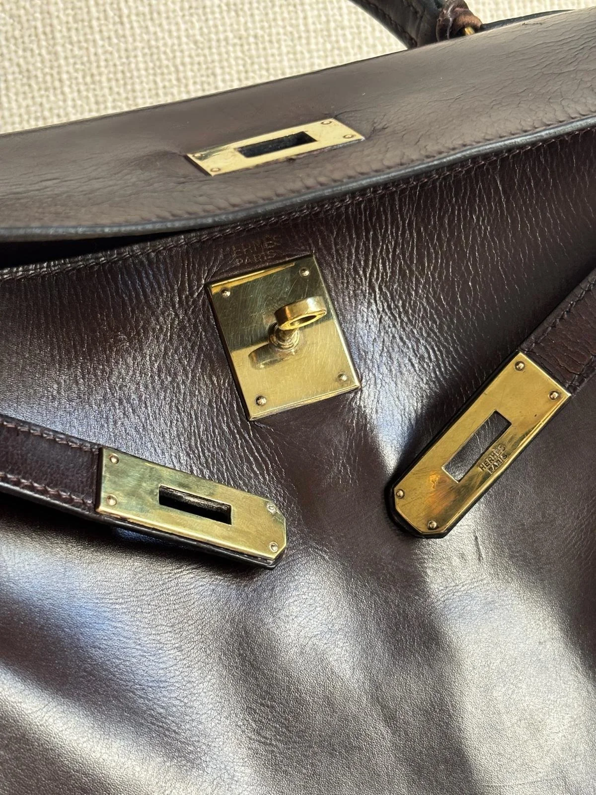 Sac HermèsSac Hermès Kelly vintage totalement rénové. Nouvelle poignée créée, cuir traité et coloré, bijouterie nettoyée. 
