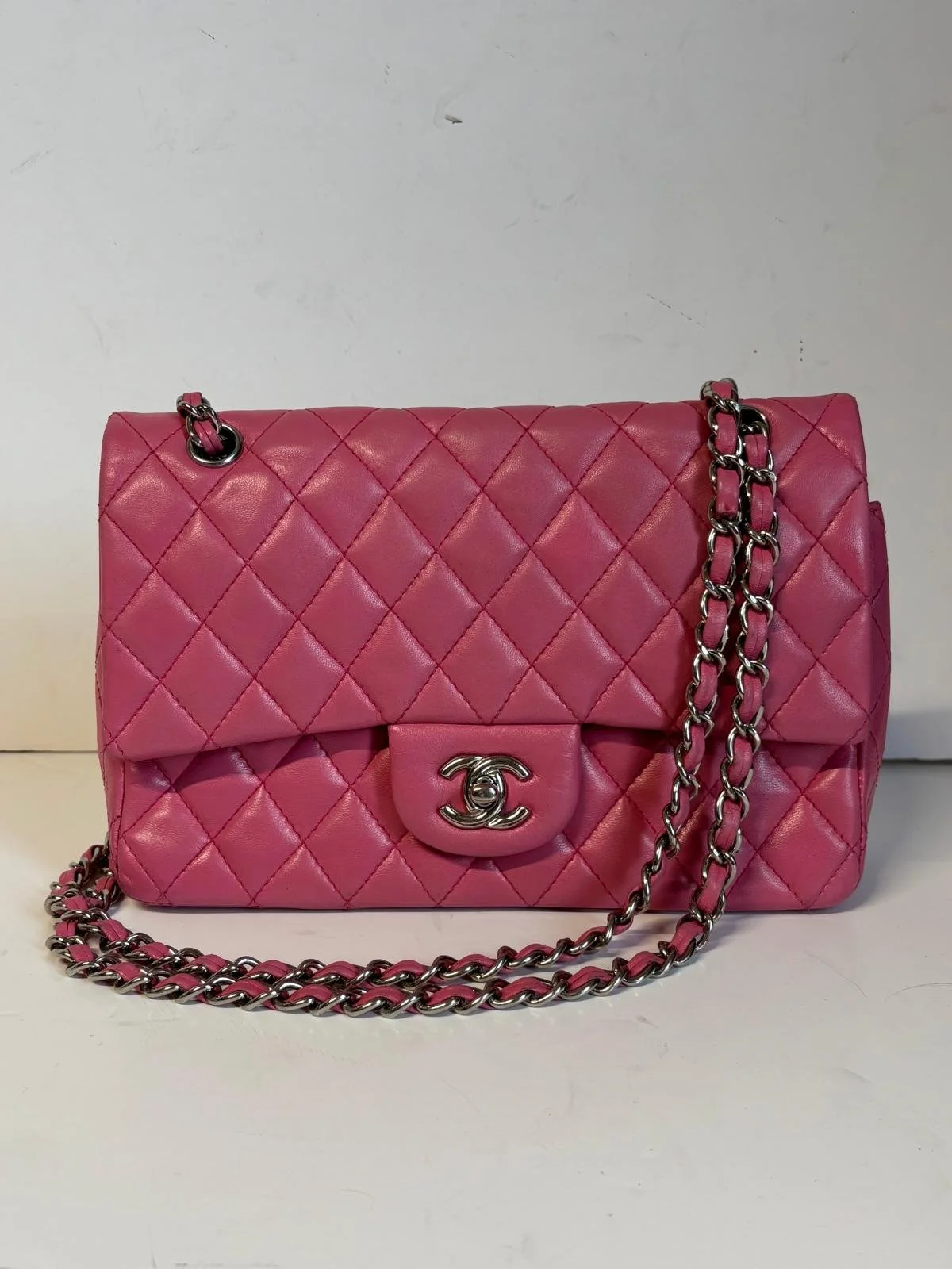 Réparation sac Chanel, sac CHANEL, réparation sac luxe. Recoloration sac Chanel, recoloration sac luxe.