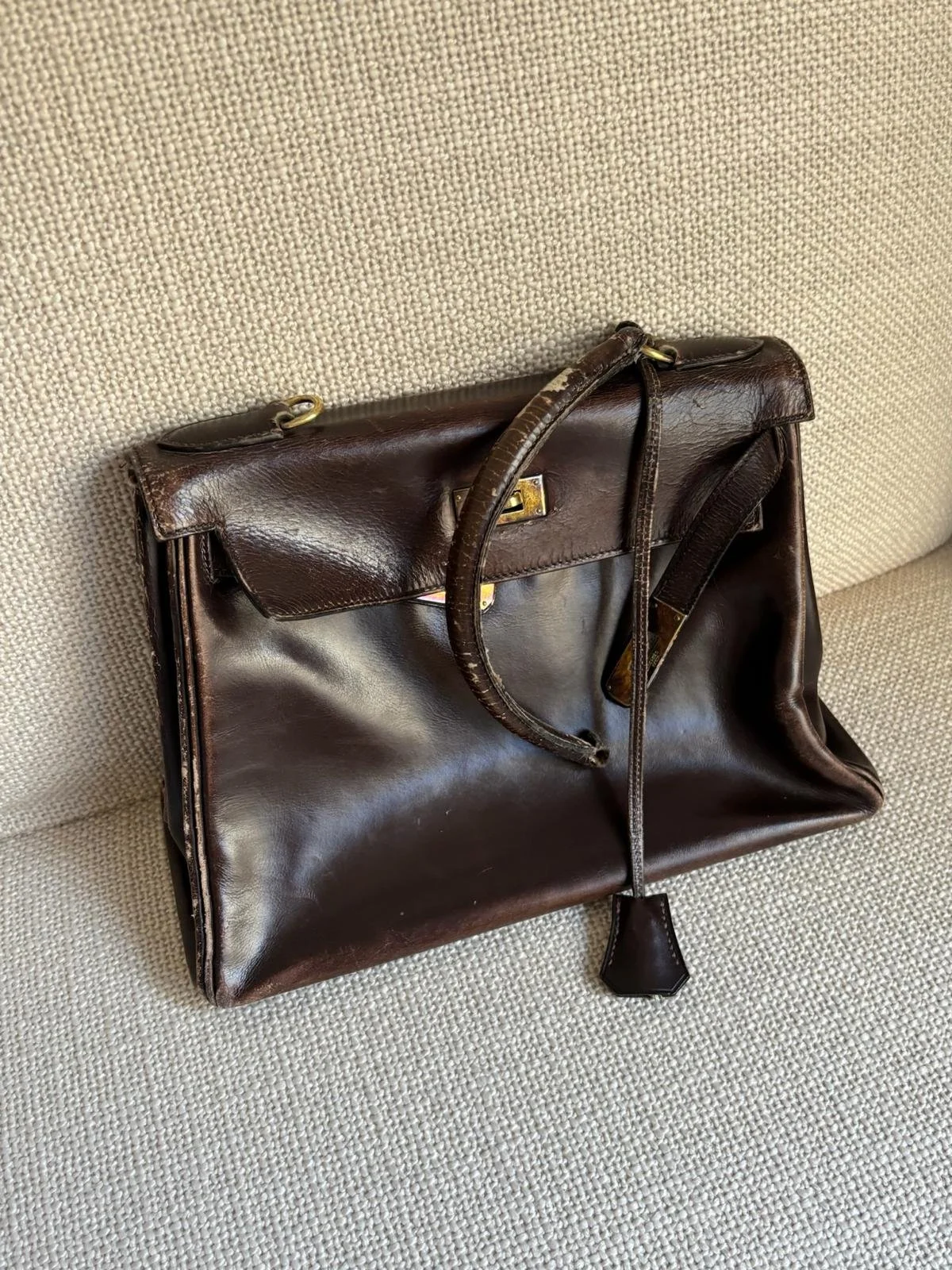 Sac Hermès Kelly vintage, poignée cassée et cuir usé