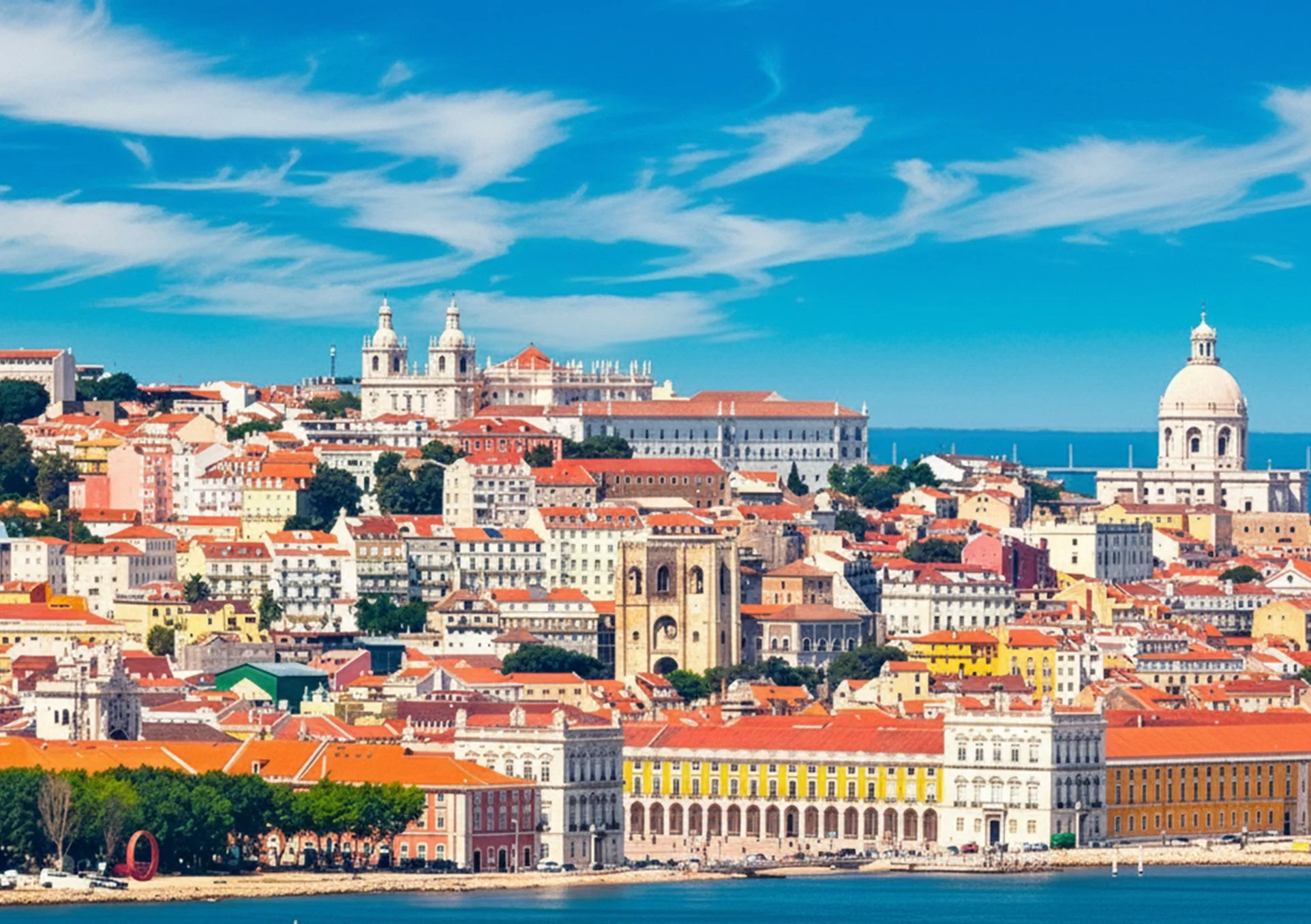 paisagem urbana de Lisboa com edifícios históricos, igrejas com cúpulas brancas, rio ao foreground, céu azul com nuvens brancas
