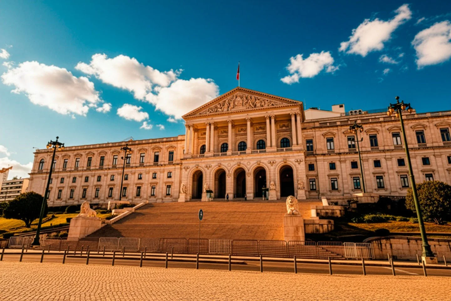 Edifício do Palácio do Congresso Nacional com escadarias e estátuas na frente, sob céu azul com nuvens.