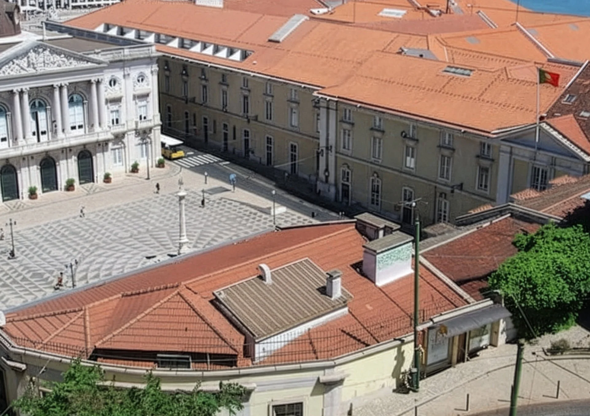 Praça pública cercada por edifícios históricos com telhados de telha vermelha e uma bandeira de Portugal empoleirada em uma das construções.
