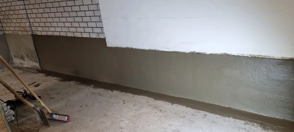 Hydro-isolatie en waterdichting van een muur-vloer aansluiting