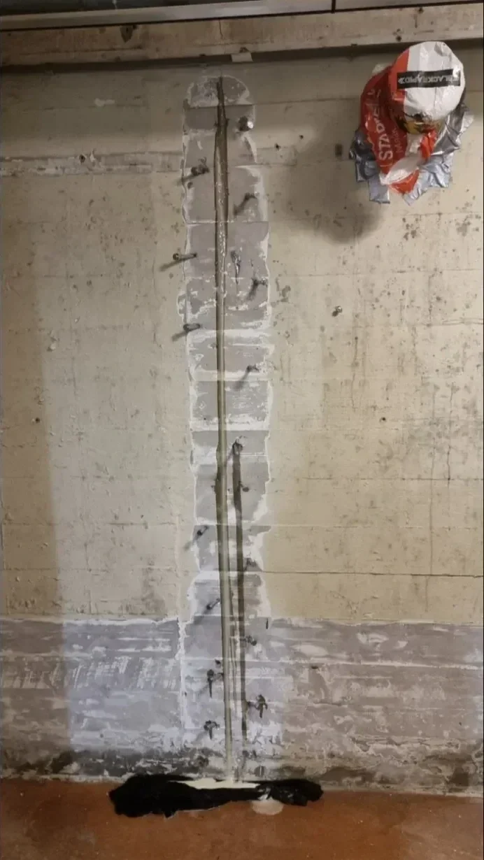 PU-injectie voor waterdichting van een kelderwand met scheurherstel