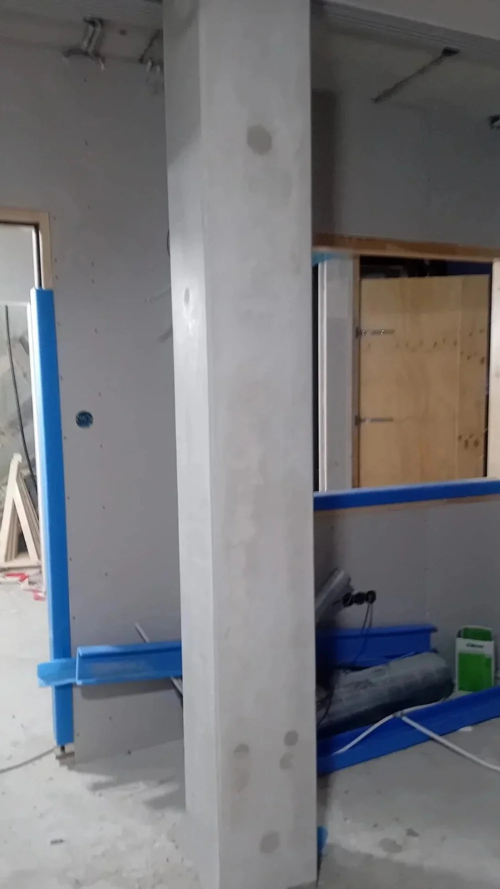 Cosmetische betonreparatie van een prefab betonnen kolom in een interieur