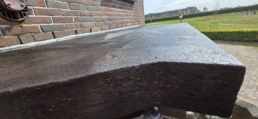 Beschermende coating en waterdichting op een betonnen dakrand