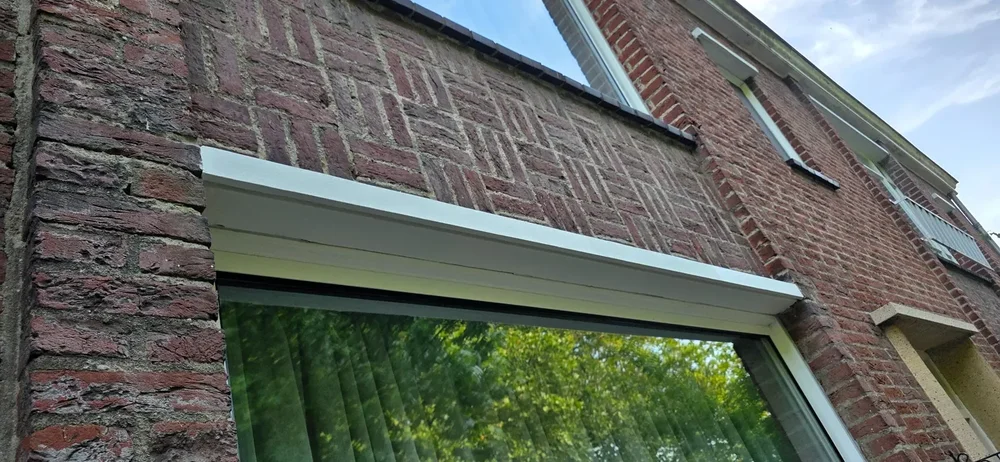 Betonreparatie en nette afwerking van een latei door BudRaf Betonreparatie.