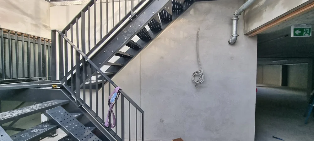 Betonnen wand in trappenhuis hersteld en afgewerkt met reparatiemortel
