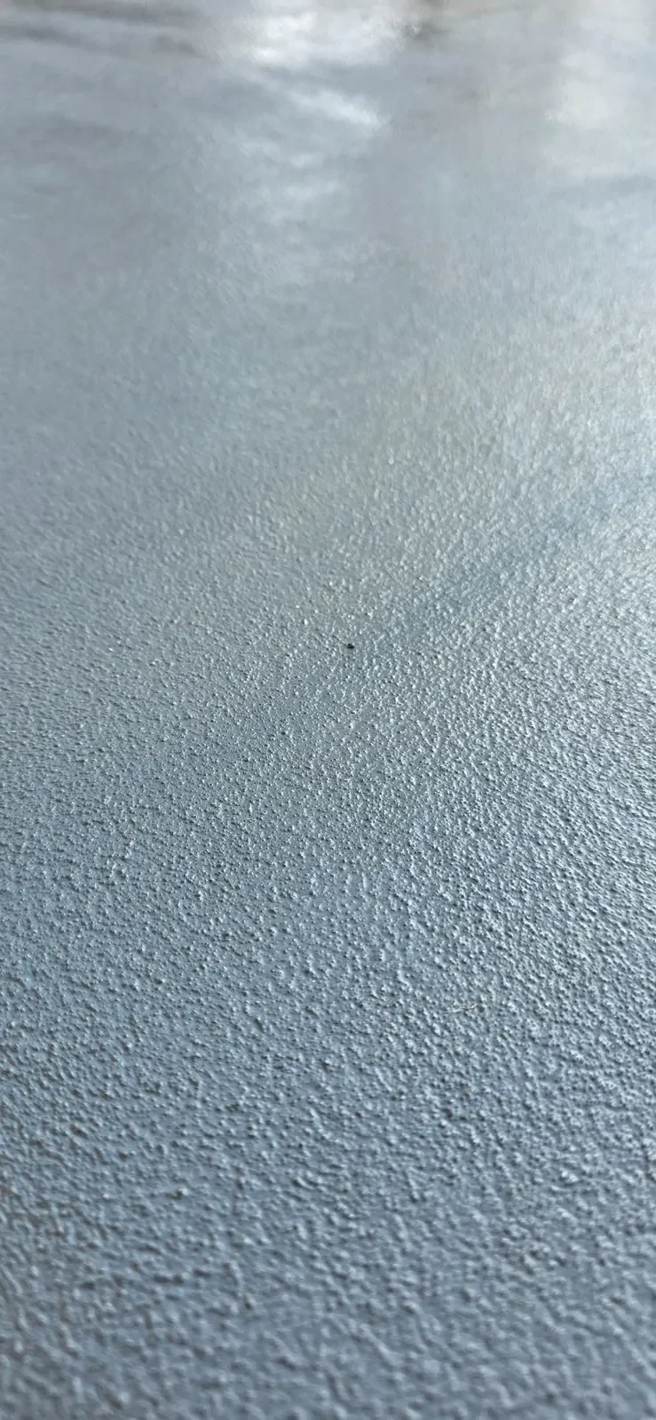 Detail van antislip coating op betonoppervlak voor extra grip en bescherming.