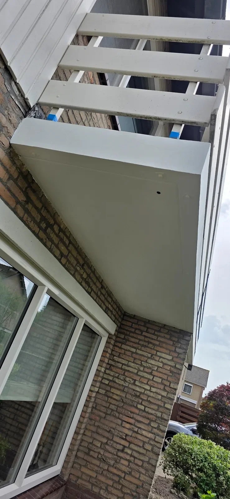 Strak afgewerkte en beschermde onderzijde van een betonnen balkon.