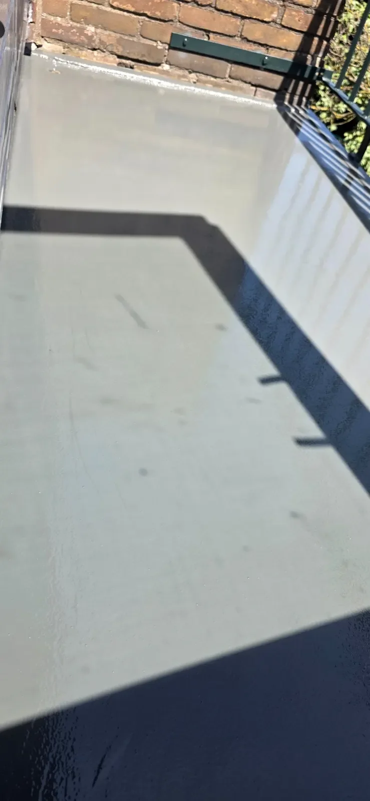Waterdichte coating op balkonvloer als bescherming tegen vocht en weersinvloeden.