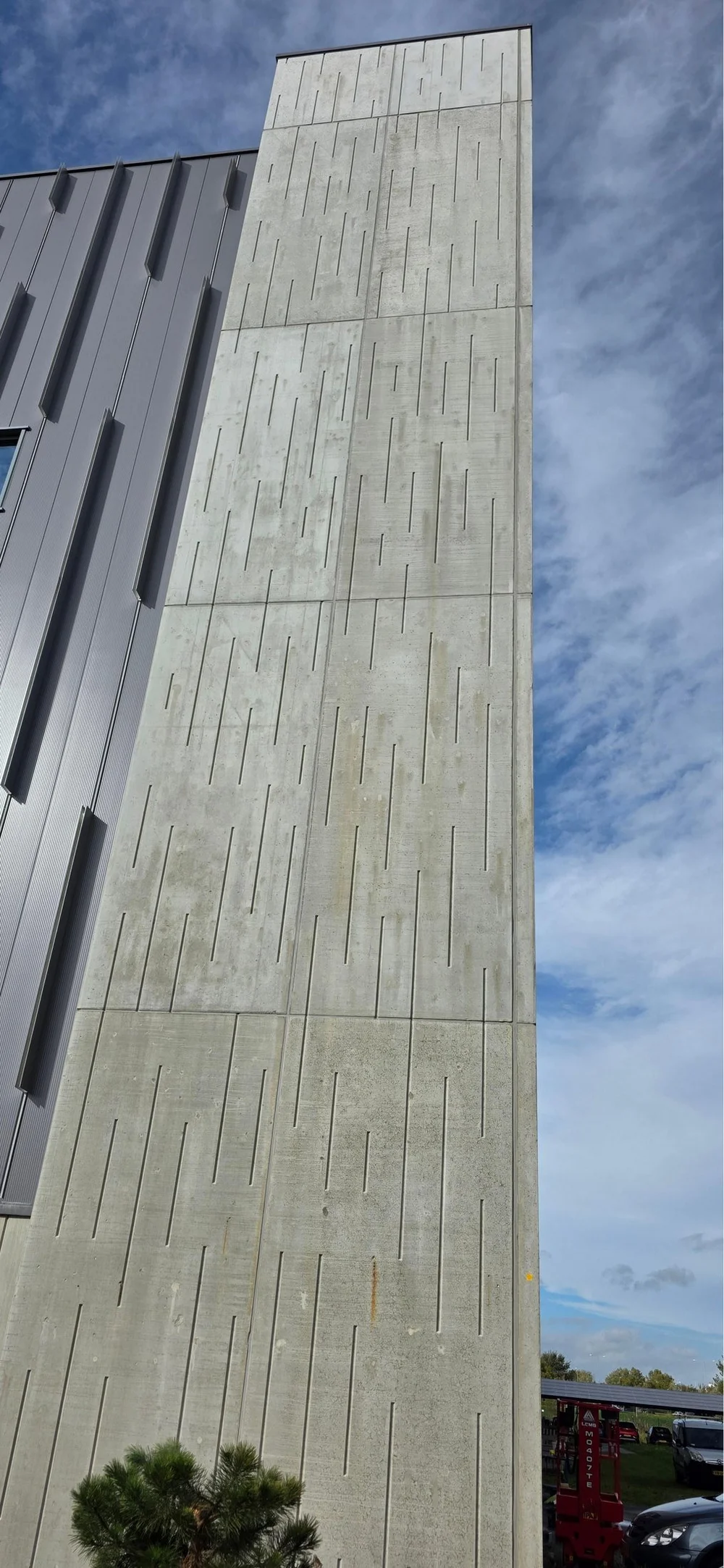 Prefab betongevel na professionele betonreiniging